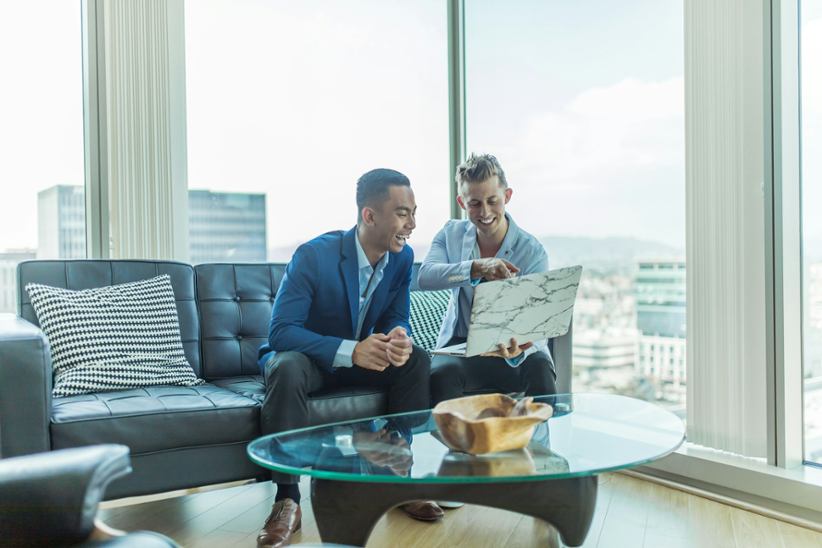 Dos personas discutiendo resultados empresariales.