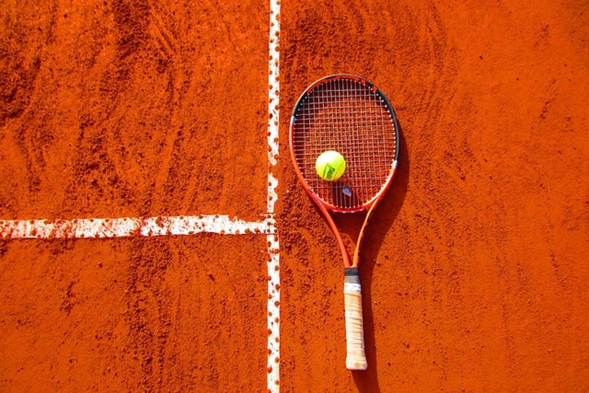 raqueta-de-tenis-y-pelota-en-la-cancha