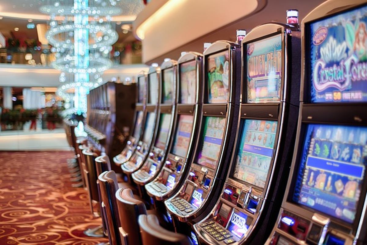 ¿Qué ponerse para ir a un casino?,sala-de-juegos-casino-con-máquinas-tragamonedas