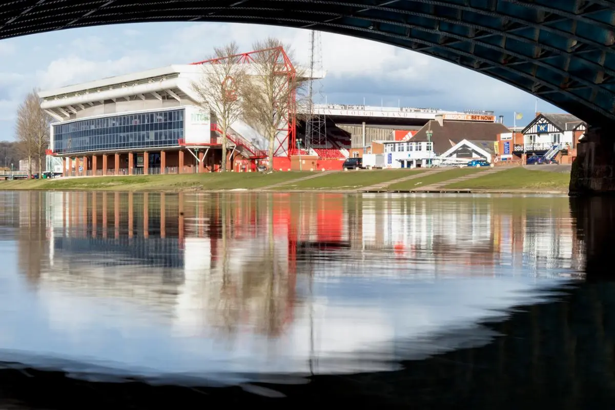 Estadio Nottingham Forest Arran Bee