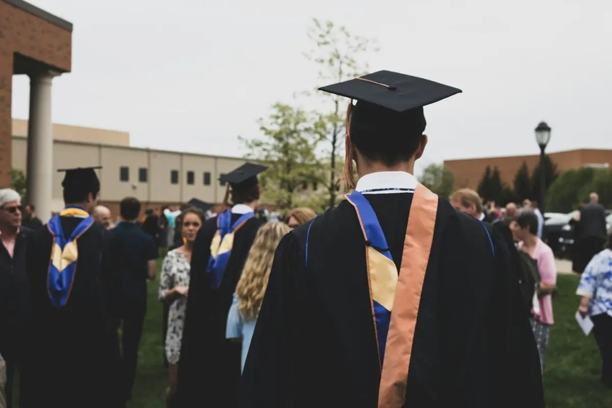 Estudiantes universitarios en la graduación