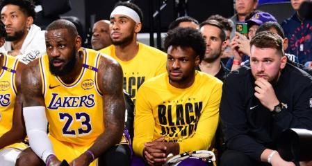 Lo que el celoso LeBron le dijo a Doncic tras su suculenta renovación 3 Bronny, sentado con LeBron y Doncic en un partido de esta temporada