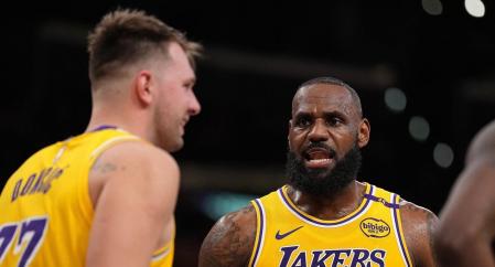 Lo que el celoso LeBron le dijo a Doncic tras su suculenta renovación 2 LeBron y Doncic, en un partido de esta temporada
