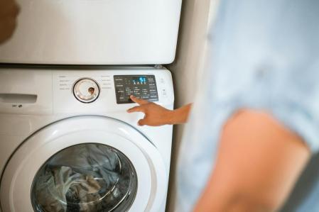 Precio de la luz hoy, 10 de marzo, por franjas y tramos: ¿Cuándo es más económica?