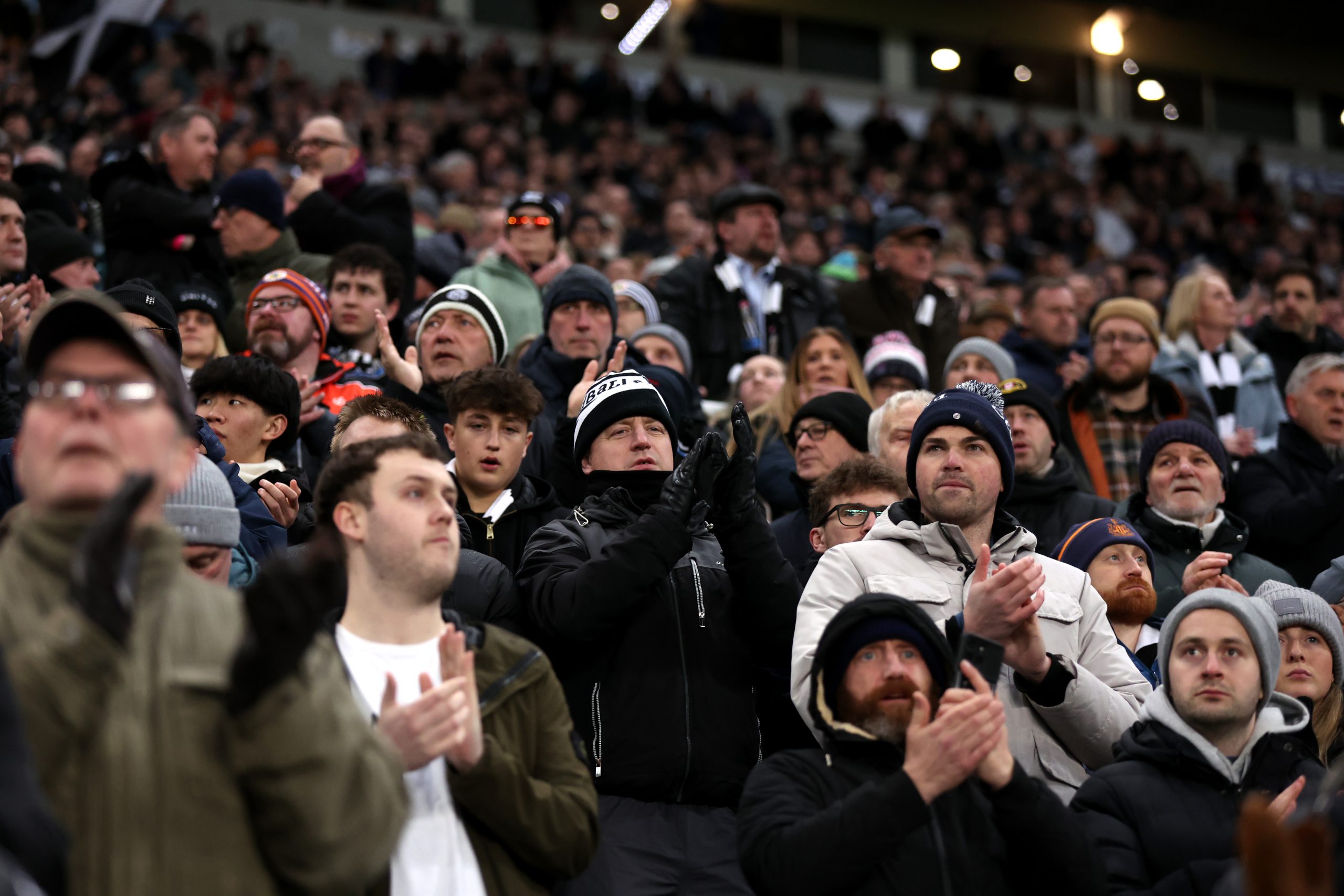 ¡Alerta Máxima en Barcelona! El Camp Nou se Prepara para una Invasión Inglesa en la Champions ¡Alerta Máxima en Barcelona! El Camp Nou se Prepara para una Invasión Inglesa en la Champions