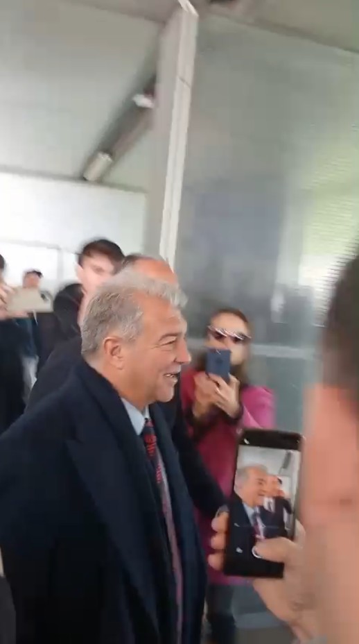 Laporta Inicia su Mandato con una Visita Emotiva a la Plantilla y un Baile Viral