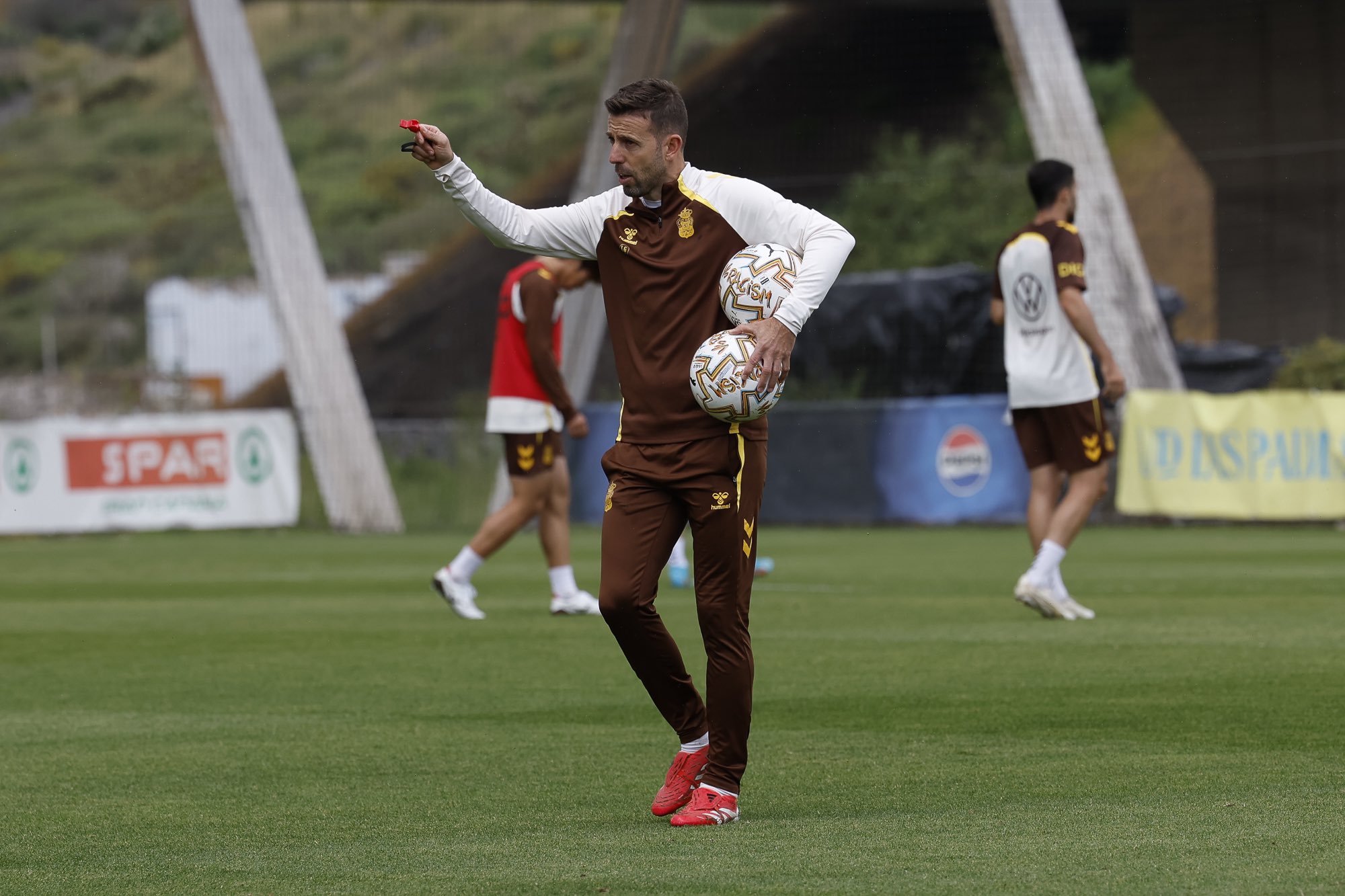 Luis García, entrenador de UD Las Palmas, revela oferta de renovación: ¿Qué futuro le espera al equipo amarillo?