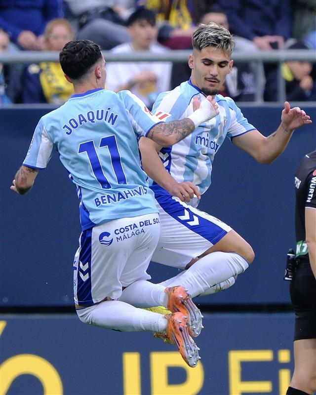 El Málaga Deslumbrante Asalta el Carranza y Se Postula al Ascenso Directo