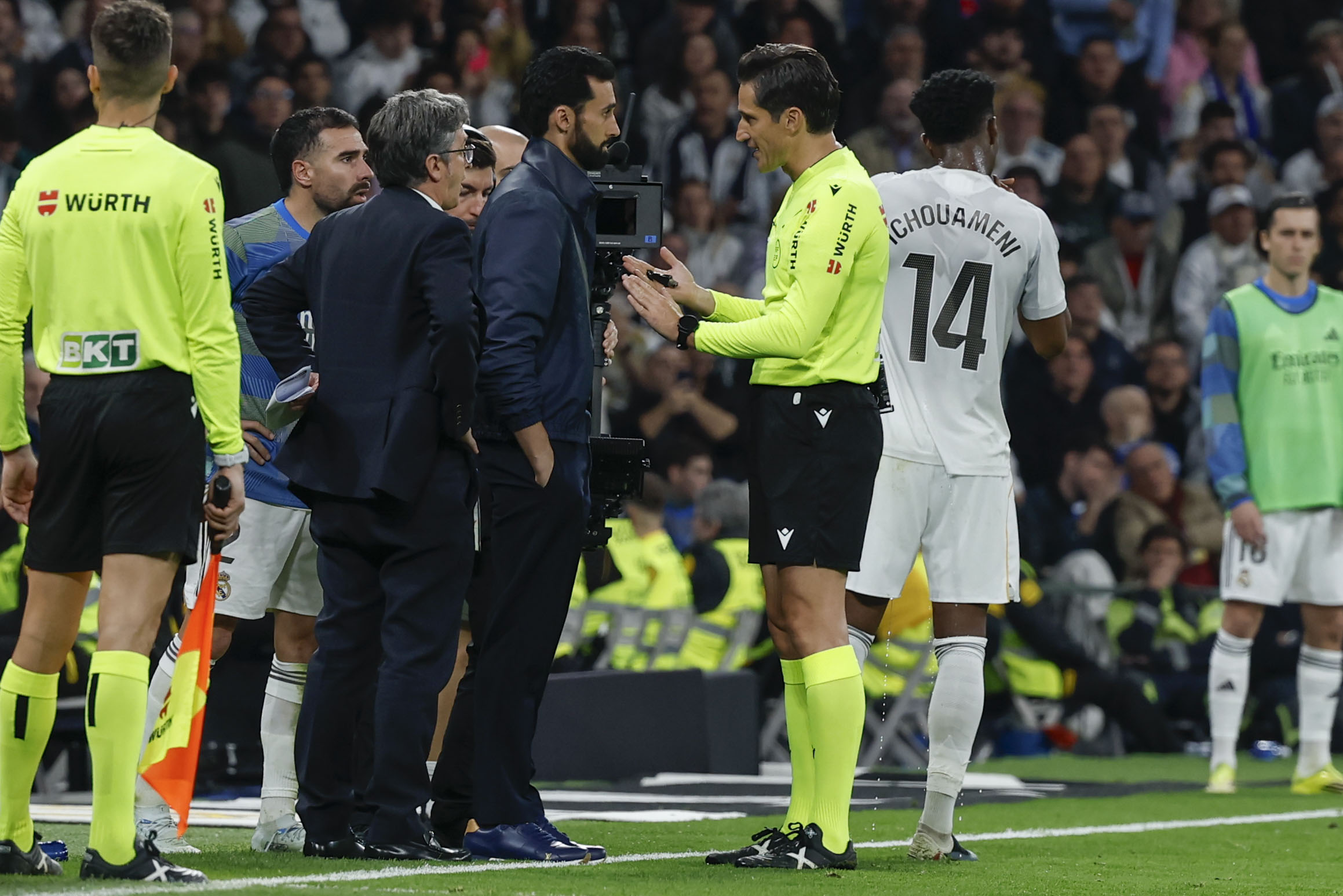 Controversia en el Clásico: La Expulsión de Valverde y la Reacción de Arbeloa