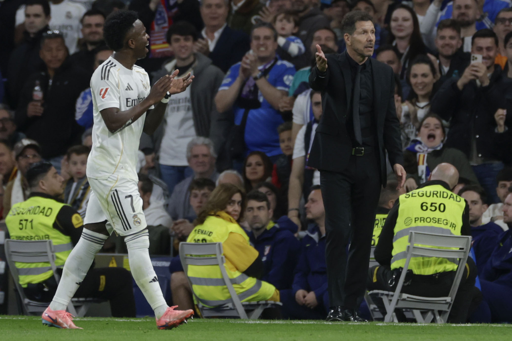 Emoción y polémica: El Real Madrid se lleva el derbi ante el Atlético en un duelo electrizante
