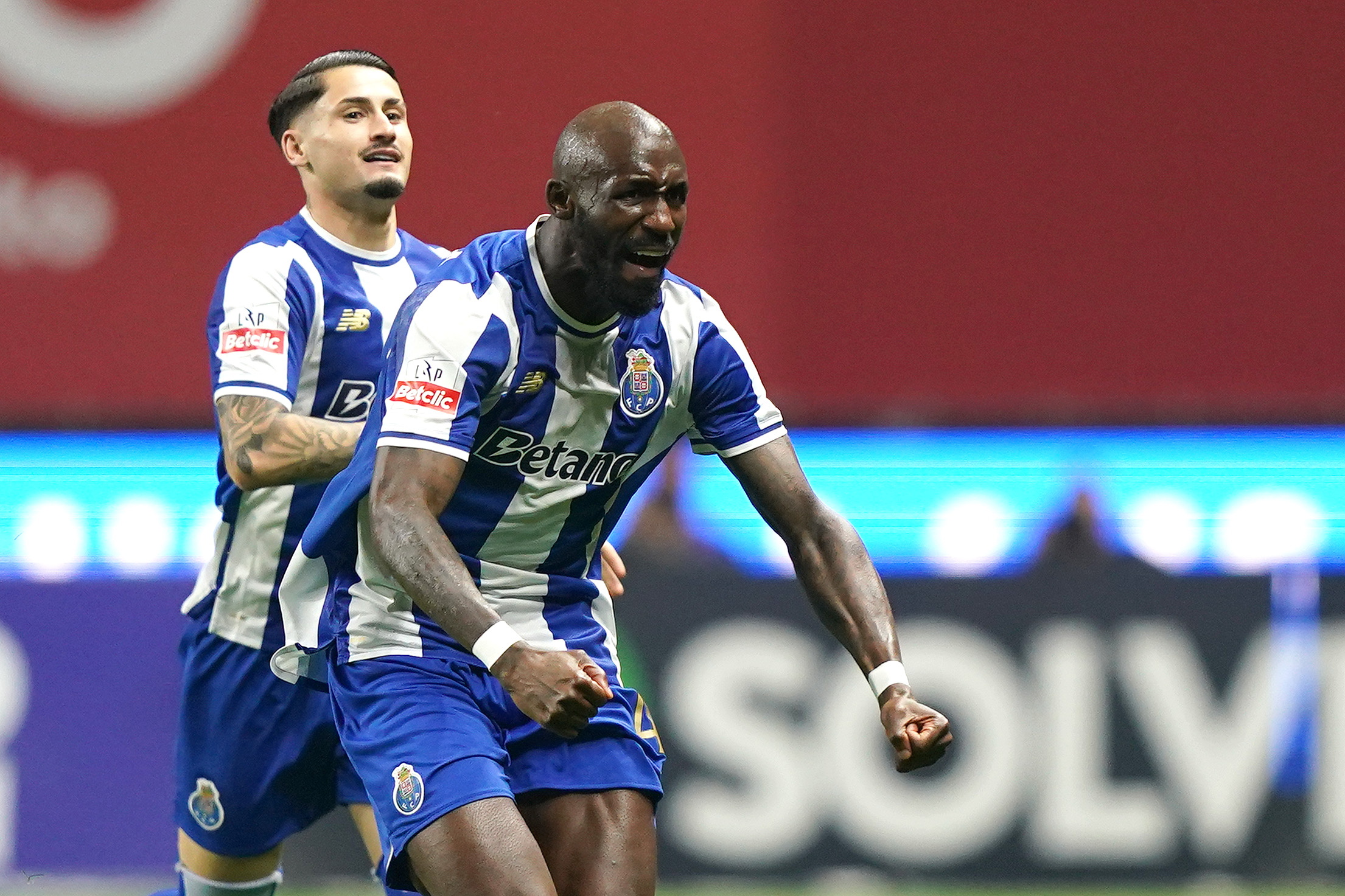 El Porto da la vuelta al marcador y se afianza en el liderato de la Primeira Liga