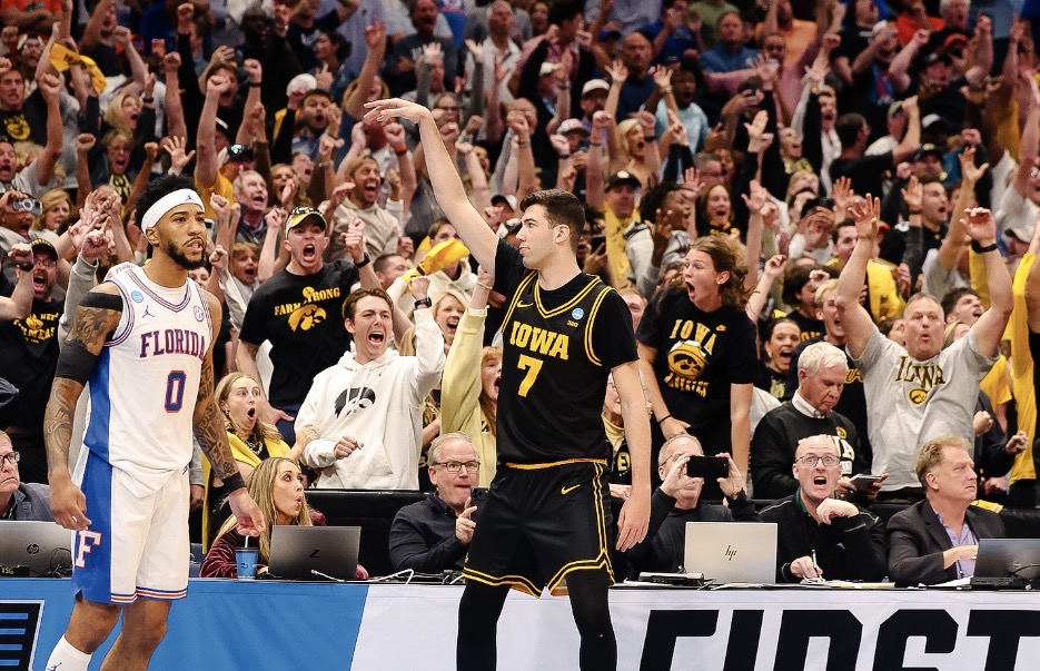 Un Triple que Cambió la Historia: La Victoria Inesperada de Iowa en el March Madness Un Triple que Cambió la Historia: La Victoria Inesperada de Iowa en el March Madness