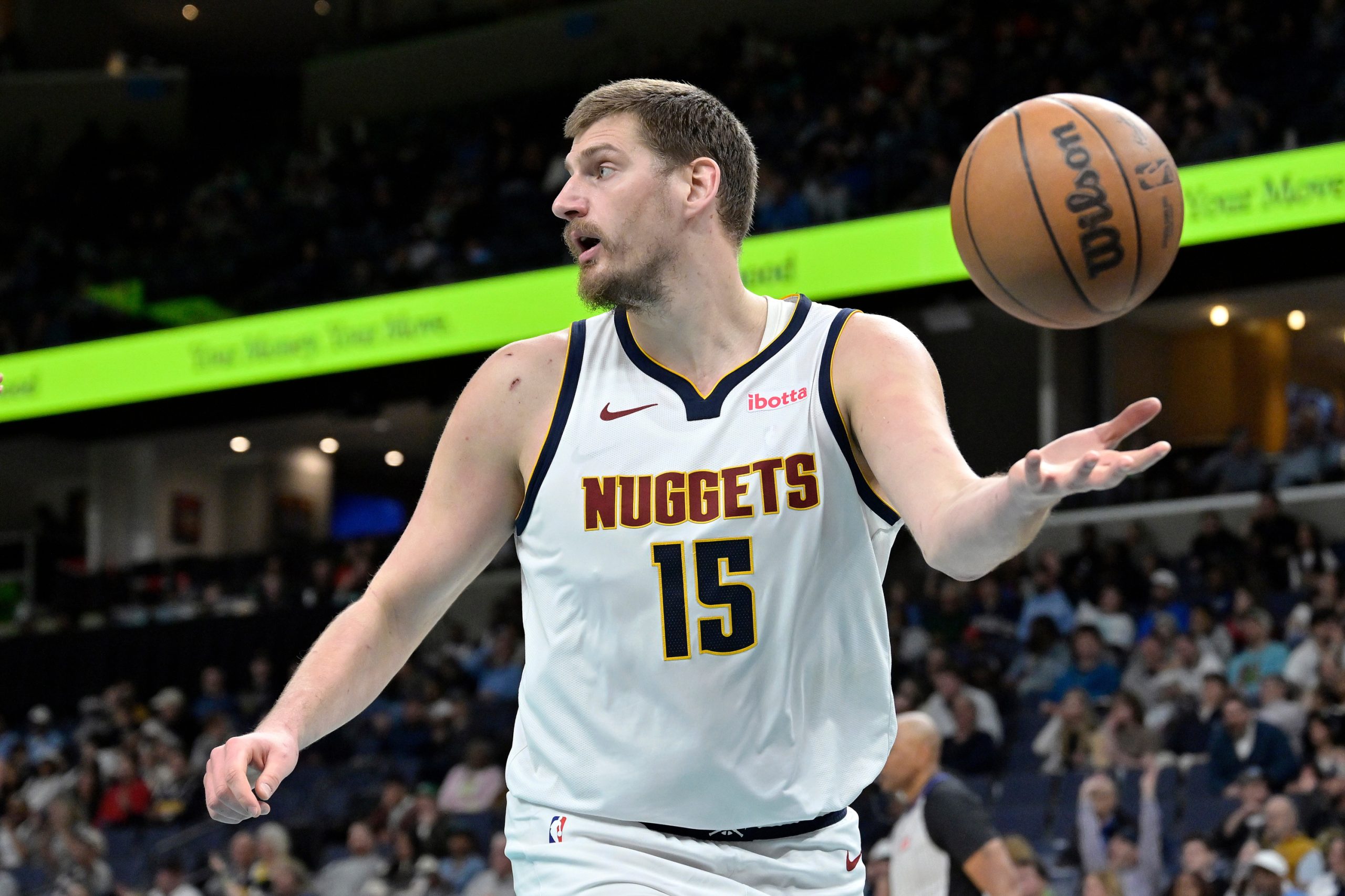 Jokic brilla en el cierre del partido y los Nuggets se imponen a los Suns Jokic brilla en el cierre del partido y los Nuggets se imponen a los Suns