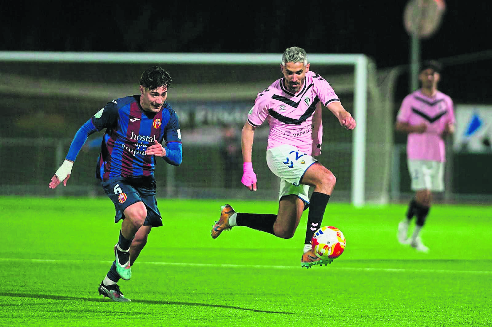 El Badalona recupera el liderato en un Nou Miramar vibrante