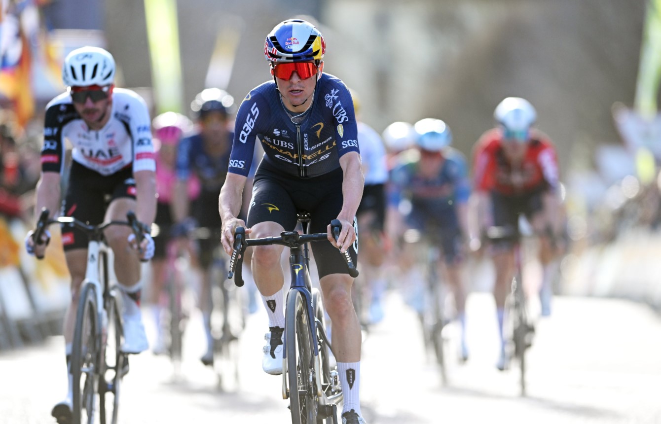 ¡El ciclismo español se estremece! Caída de un 'peso pesado' en la Volta a Catalunya ¡El ciclismo español se estremece! Caída de un 'peso pesado' en la Volta a Catalunya