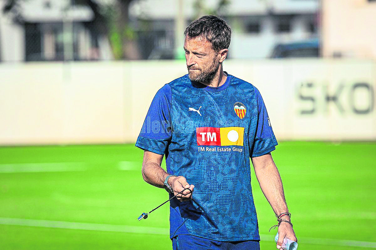 Mestalla se blinda ante el Terrassa con un nuevo timón en busca de la salvación