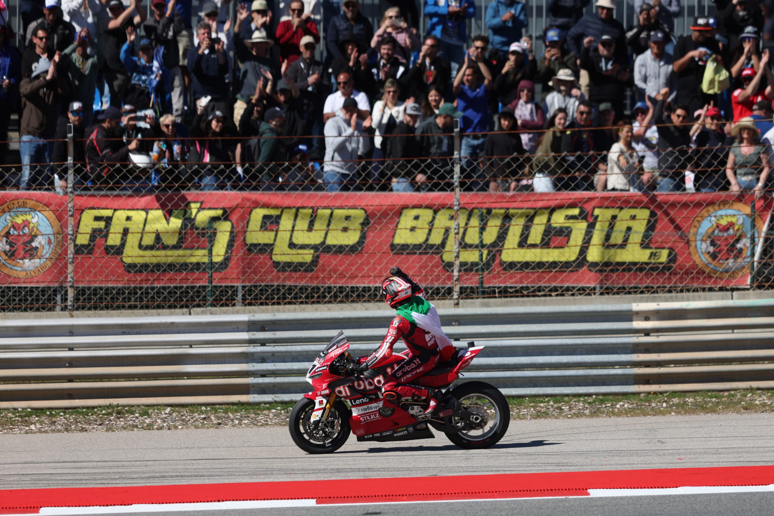 Bulega Imparable: ¡10 Victorias Consecutivas y Dominio Absoluto en Superbikes!