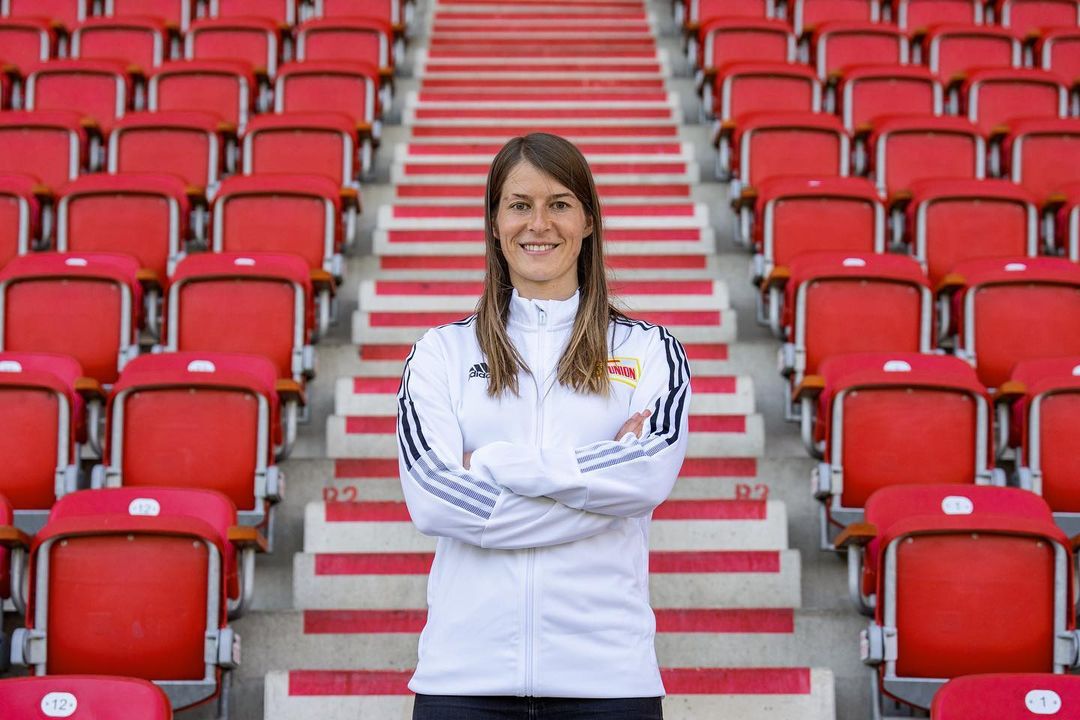 Un Hito en el Fútbol: Marie-Louise Eta Rompe Barreras como Entrenadora de un Equipo Masculino