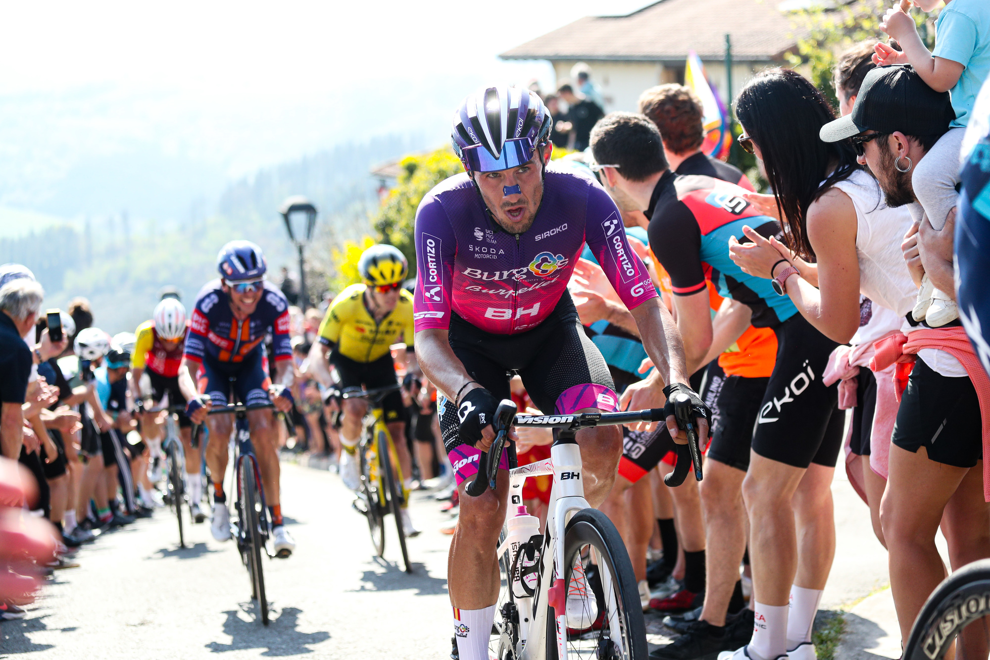 Arranca la Itzulia Basque Country 2026: La batalla por el maillot amarillo en el País Vasco