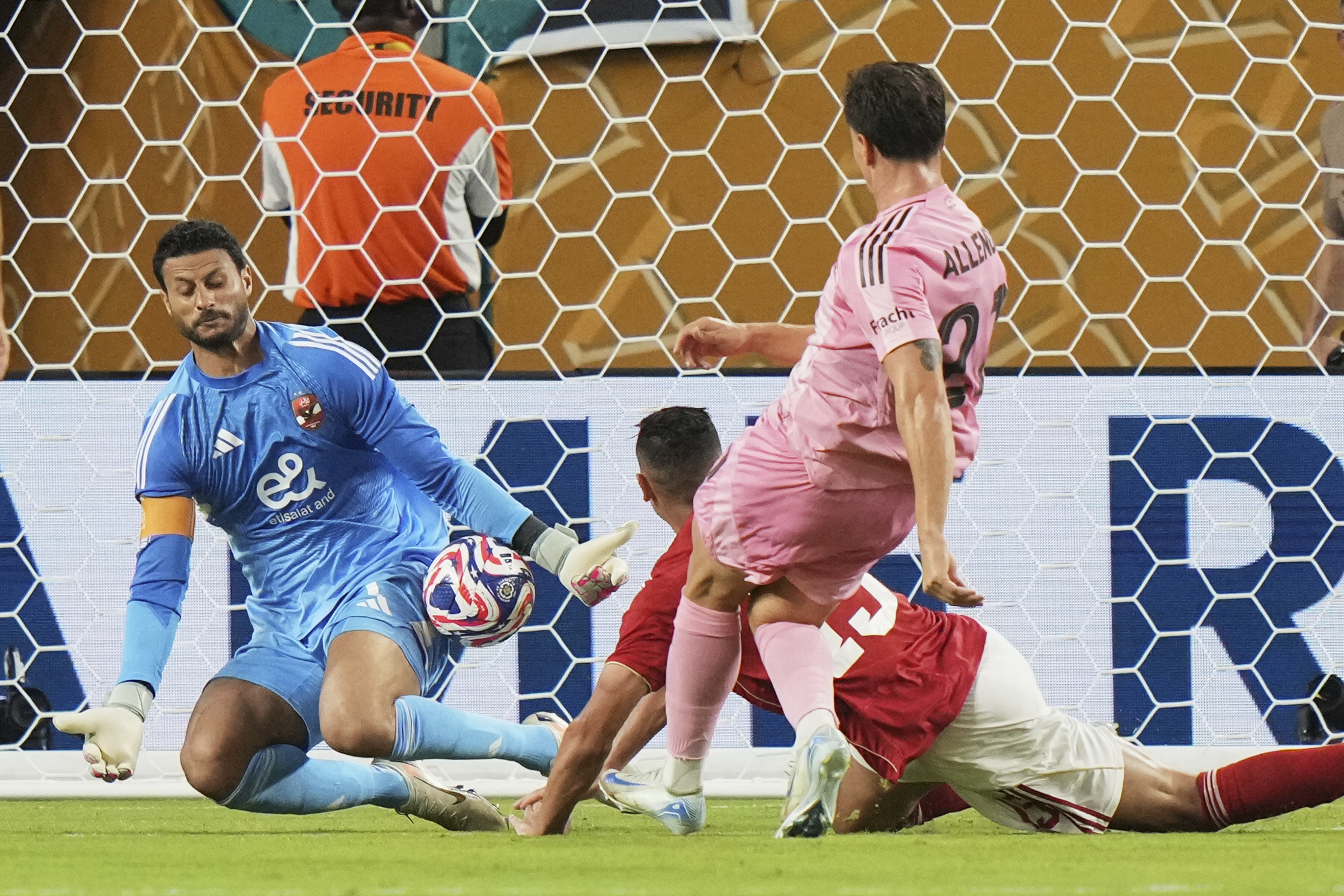 Mohamed El-Shenawy, suspendido 4 partidos por agredir a un árbitro en la Liga Egipcia