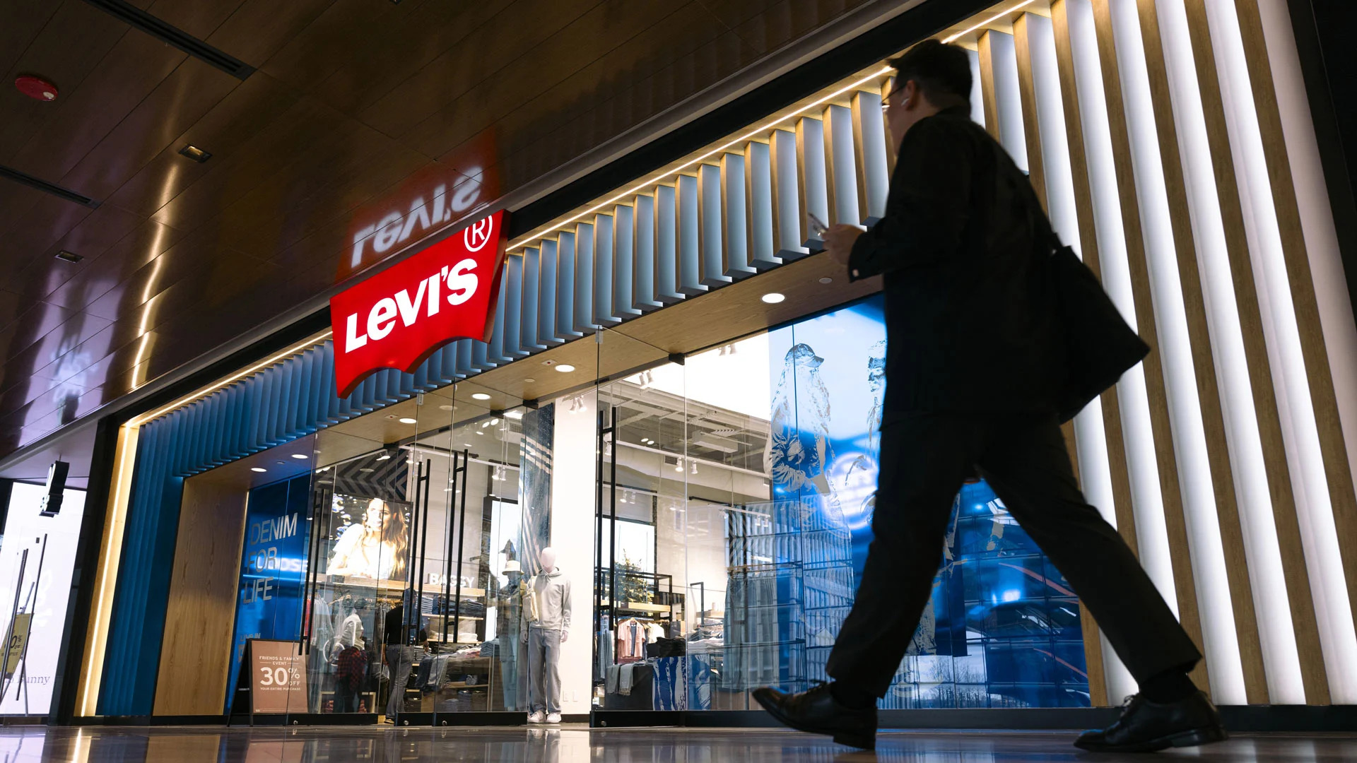 El Polo Blanco de Levi’s: La Prenda Esencial que Revoluciona tu Armario