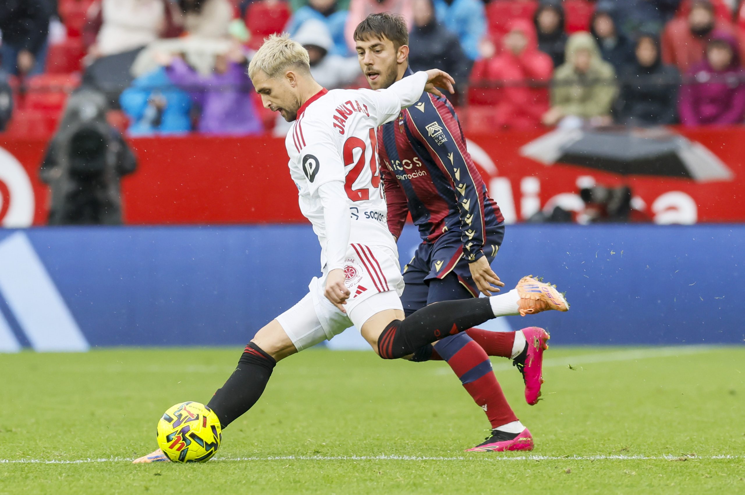 Levante y Sevilla: Duelo a Vida o Muerte en el Ciudad de Valencia