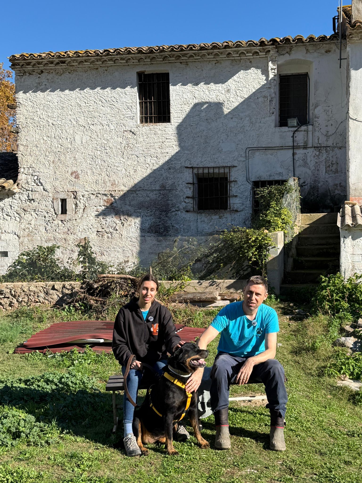 Un Vínculo Inquebrantable: Padre e Hija Encuentran el Amor y la Esperanza en Animals Sense Sostre