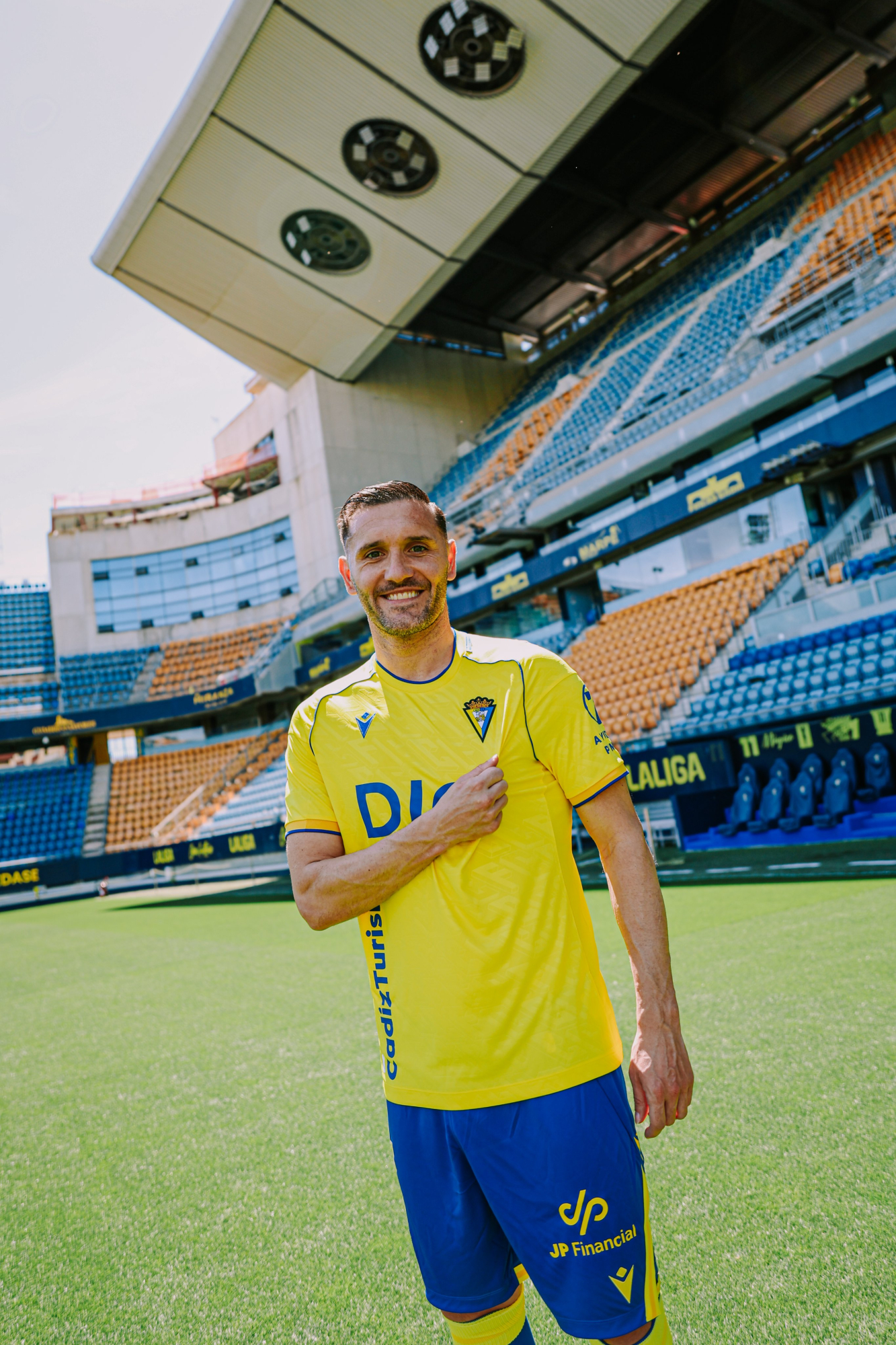 Lucas Pérez Returns to Cádiz: The War Cry of the '7' to Save the Team Lucas Pérez Returns to Cádiz: The War Cry of the '7' to Save the Team