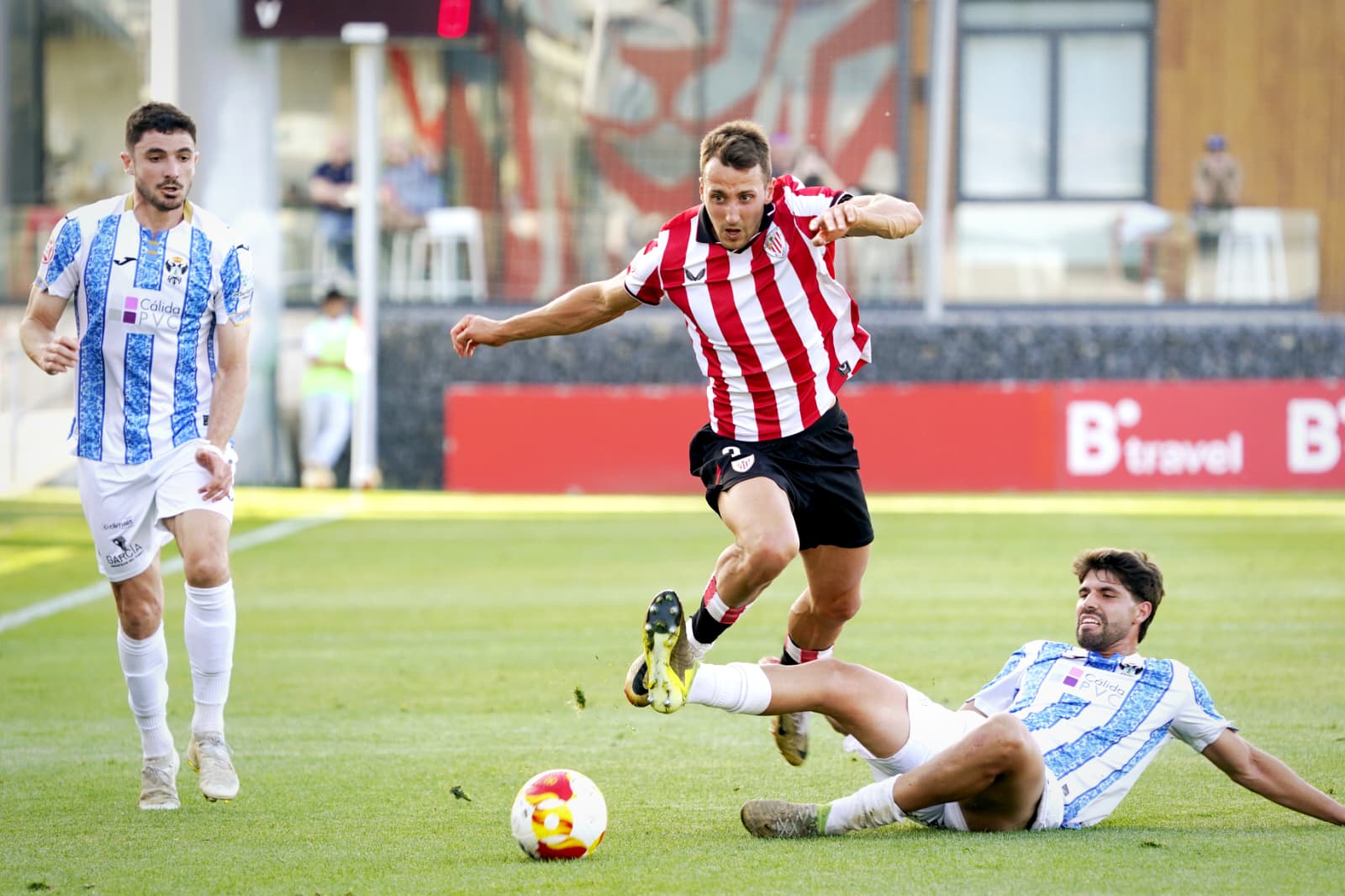 Bilbao Athletic sinks in Lezama: defeat against Talavera and goodbye to direct promotion