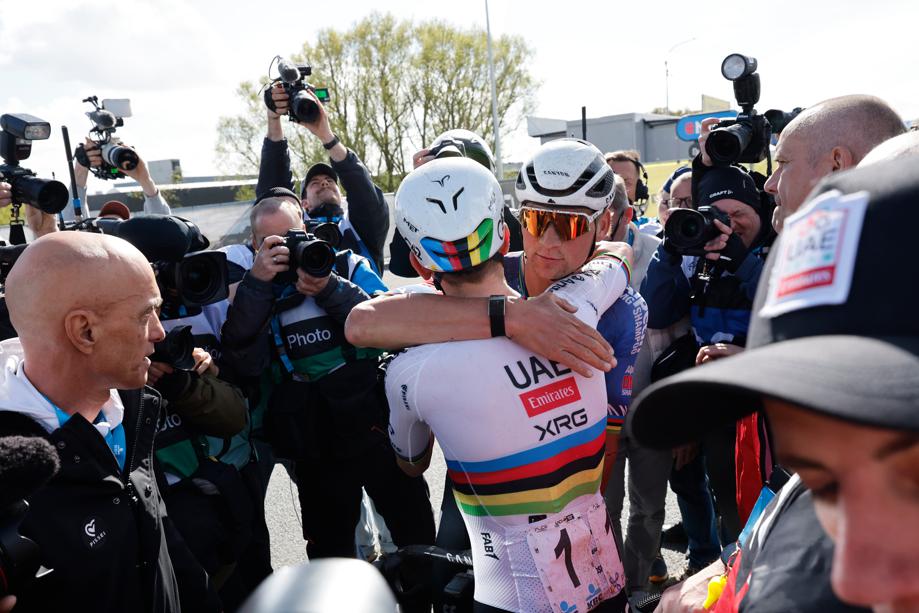 Pogacar se corona en el Tour de Flandes tras un duelo épico con Van der Poel