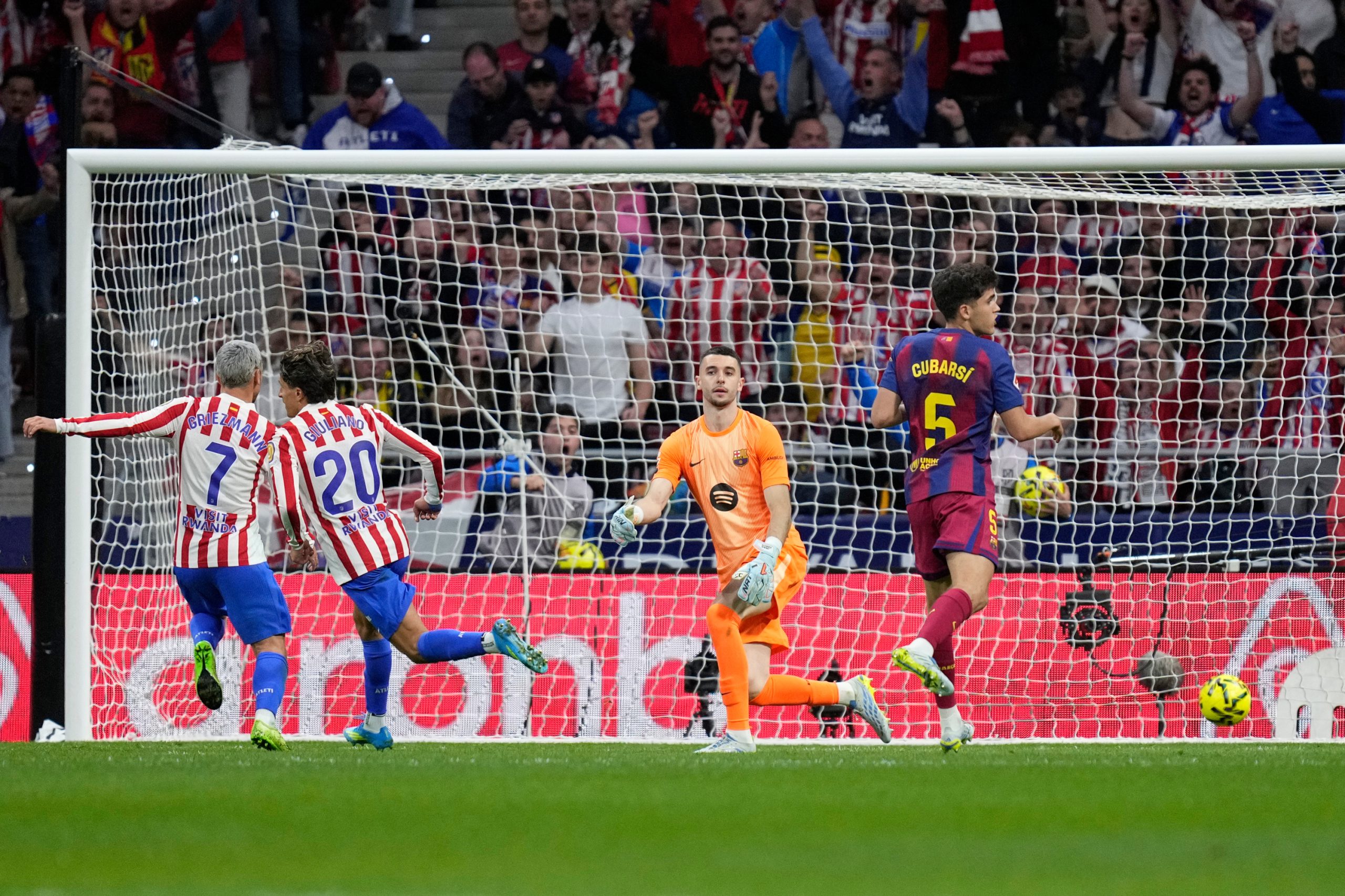 El Choque de Titanes: Hansi Flick vs Simeone, un Duelo de Estrategias en la Champions