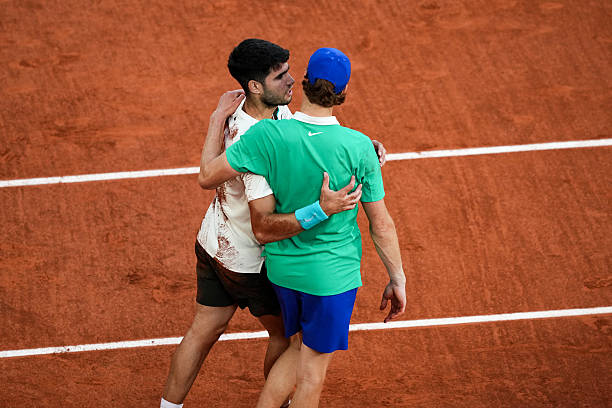 La lesión de Carlos Alcaraz sacude el mundo del tenis: un tiempo de reflexión y esperanza