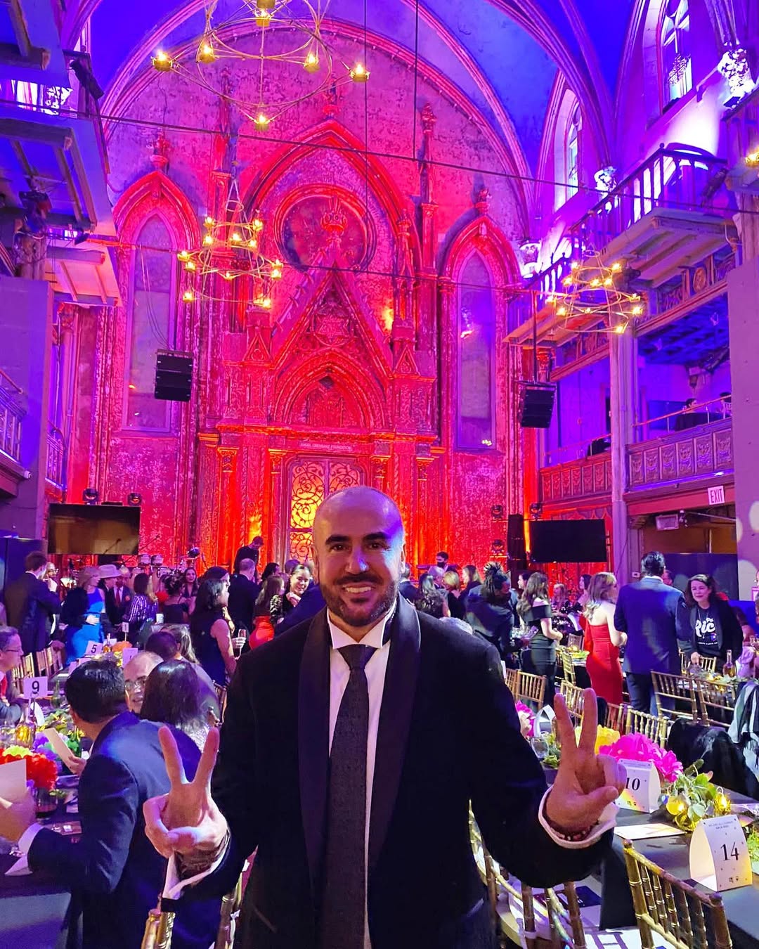 Barcelona se viste de Gala: Ricardo Seco Deslumbra con 'Orgullo Migrante' en la 080