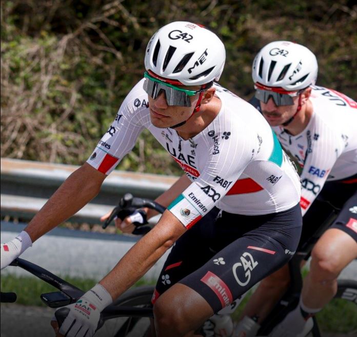 Isaac del Toro, fuera de la Itzulia tras una aparatosa caída en la tercera etapa