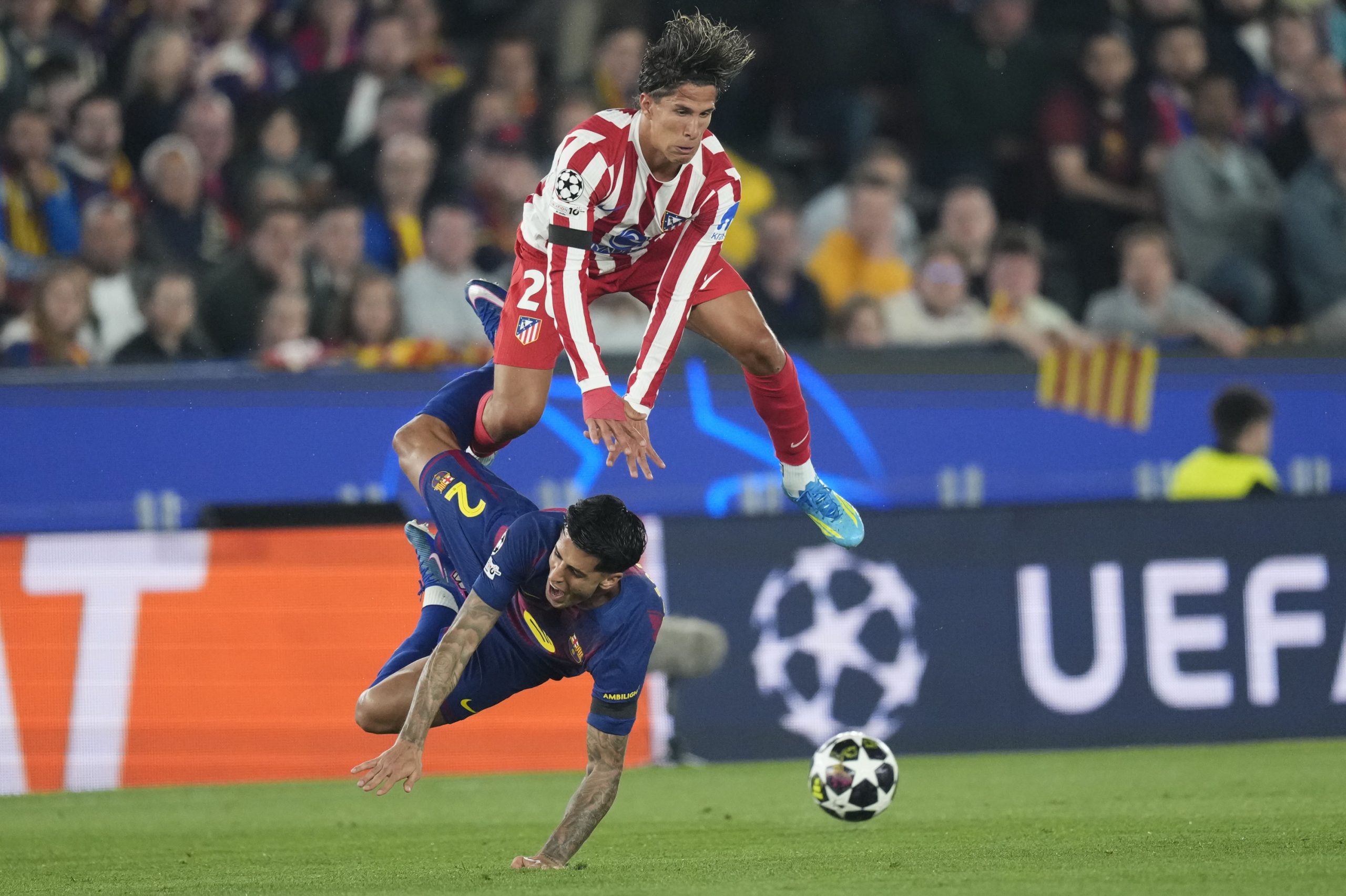 Polémica en el Atlético-Barça: la mano de Pubill que desató el debate