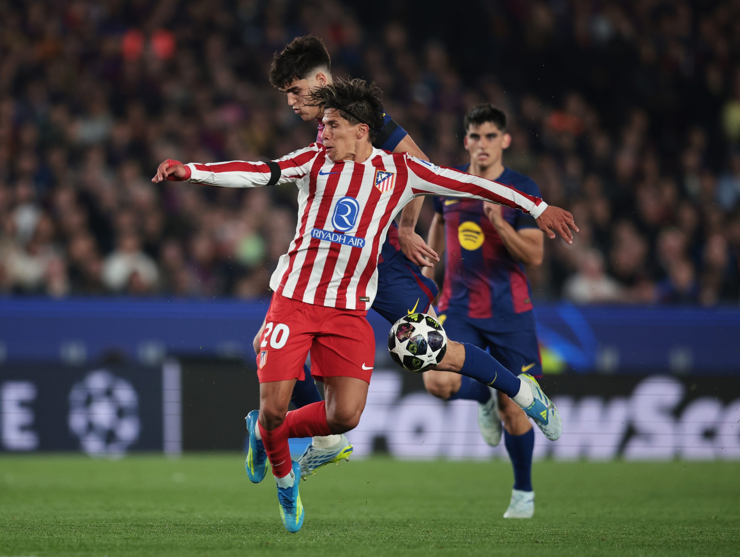 Thierry Henry defiende a Pau Cubarsí tras la polémica expulsión en la Champions League