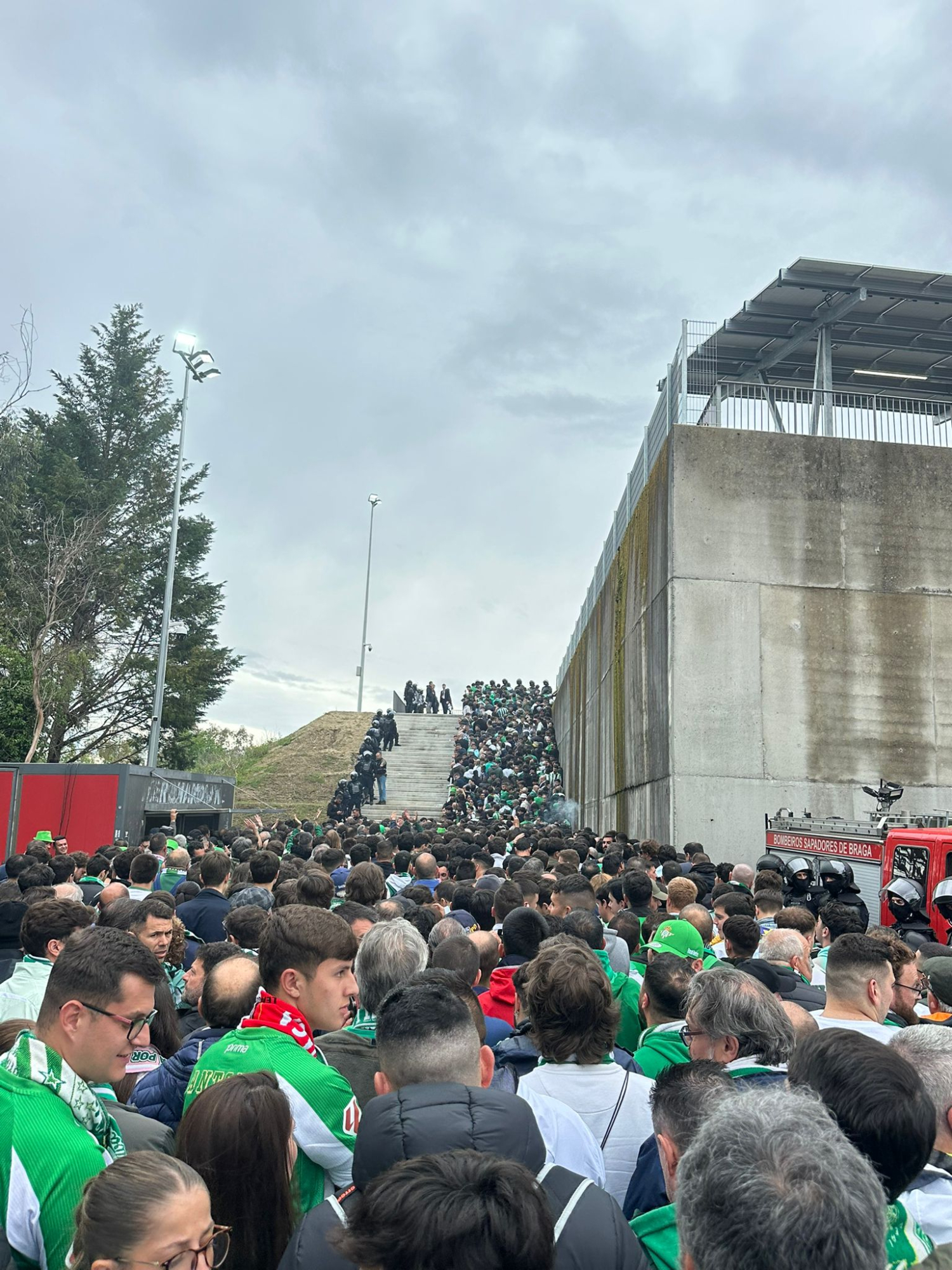 Betis Eleva Quejas a la UEFA: Caos y Retrasos Marcan la Experiencia de sus Aficionados en Braga
