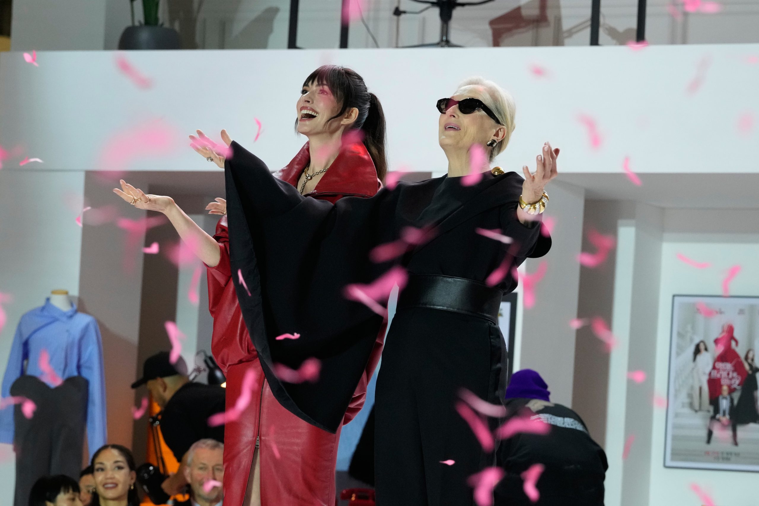 Seúl se Rinde a la Elegancia: Streep y Hathaway Deslumbran en la Presentación de 'El Diablo Viste de Prada 2'