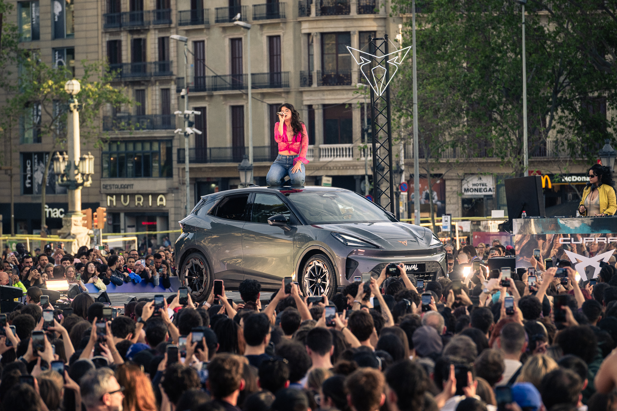 Cupra Raval: La Revolución Automotriz Desata una Fiesta Europea con Estrellas Musicales