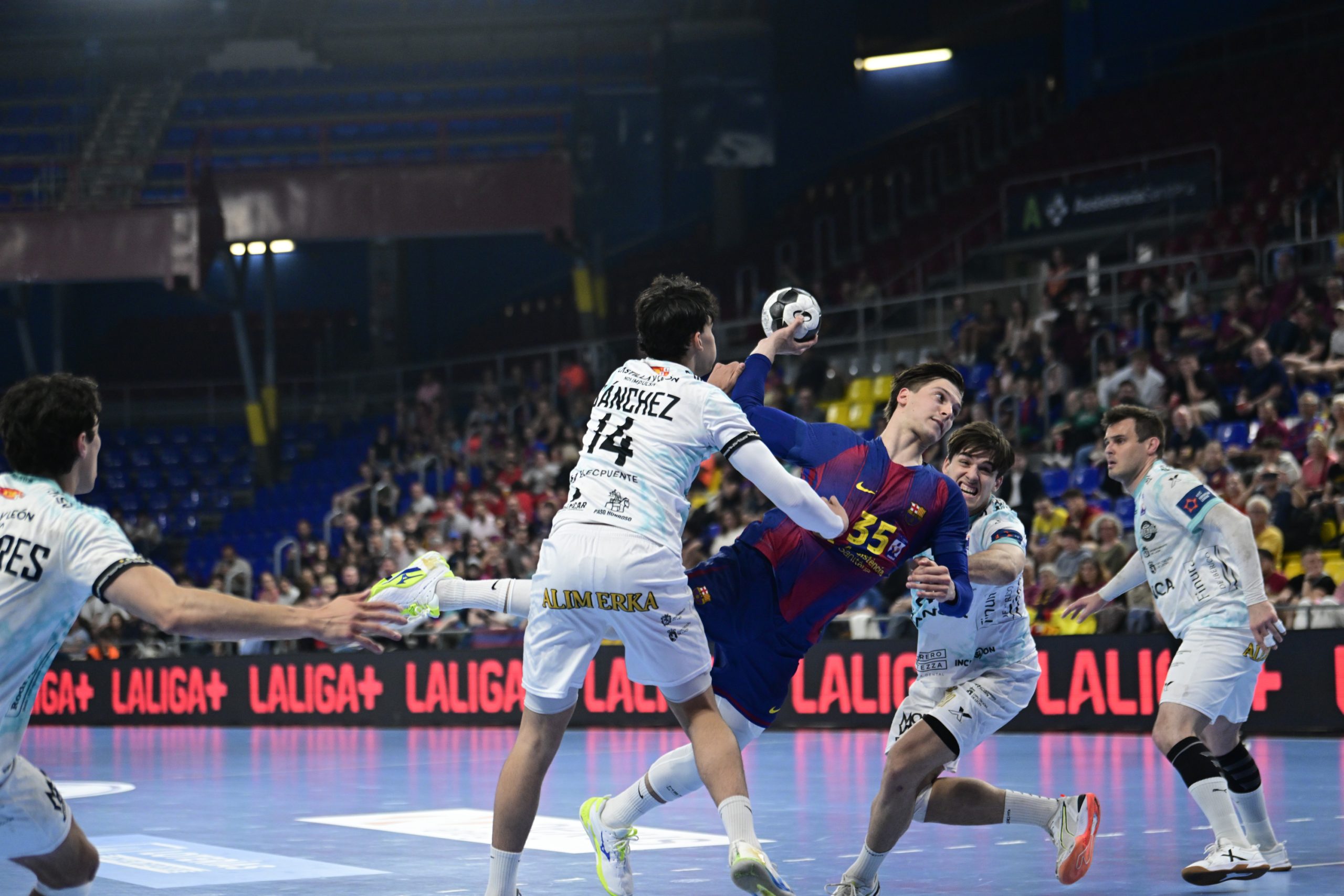 El Barça de Balonmano A un Paso de la Gloria Liguera: Exhibición Goleadora y Mirada a Europa