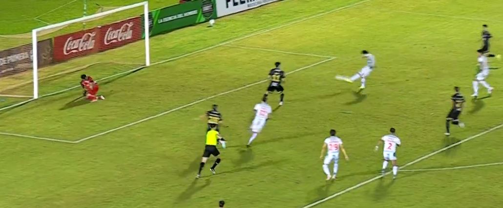 ¡Gol con la cara! El insólito tanto que sacude el fútbol paraguayo