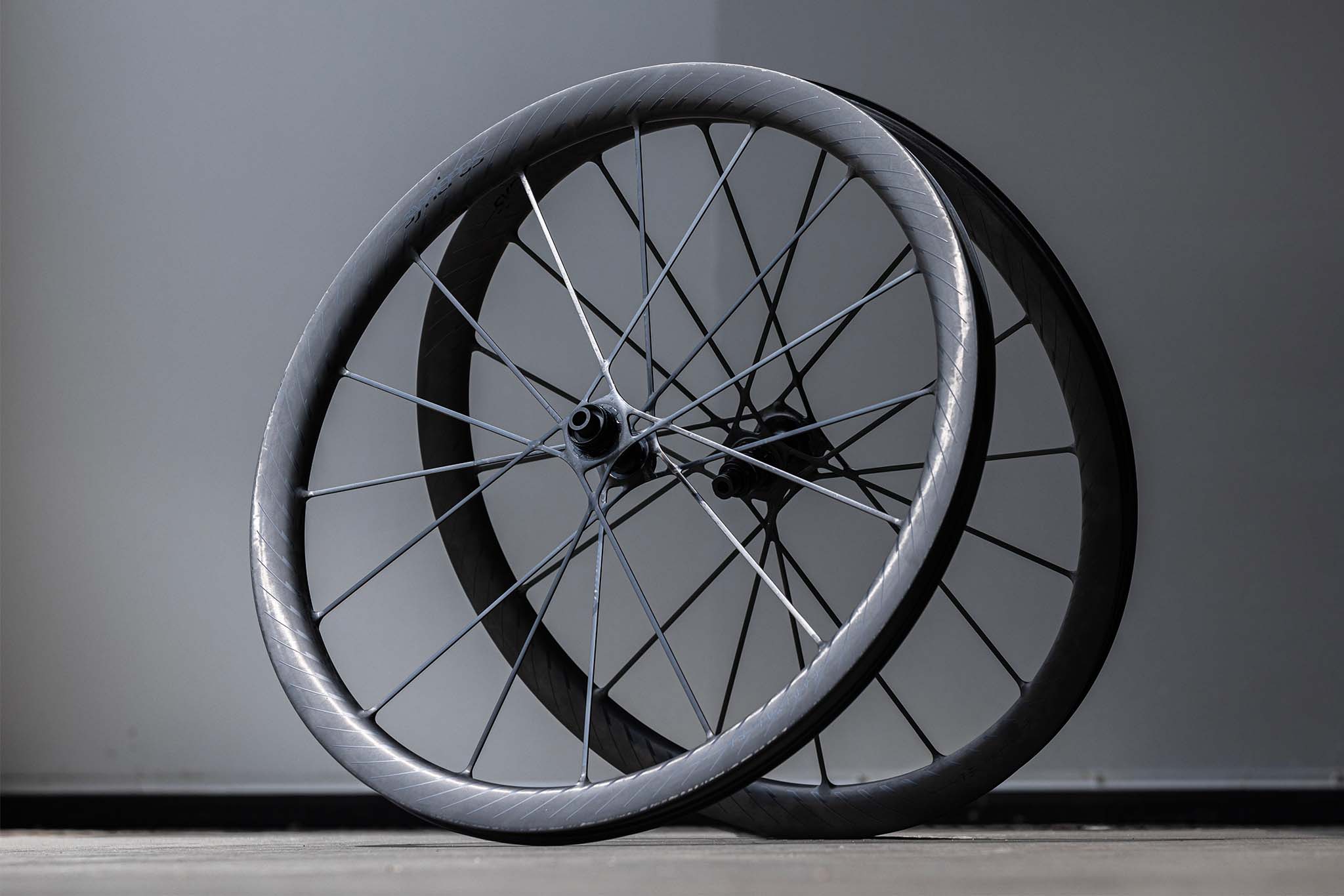 La Revolución Silenciosa: Ruedas de Carbono que Redefinen el Rendimiento Ciclista en 2026