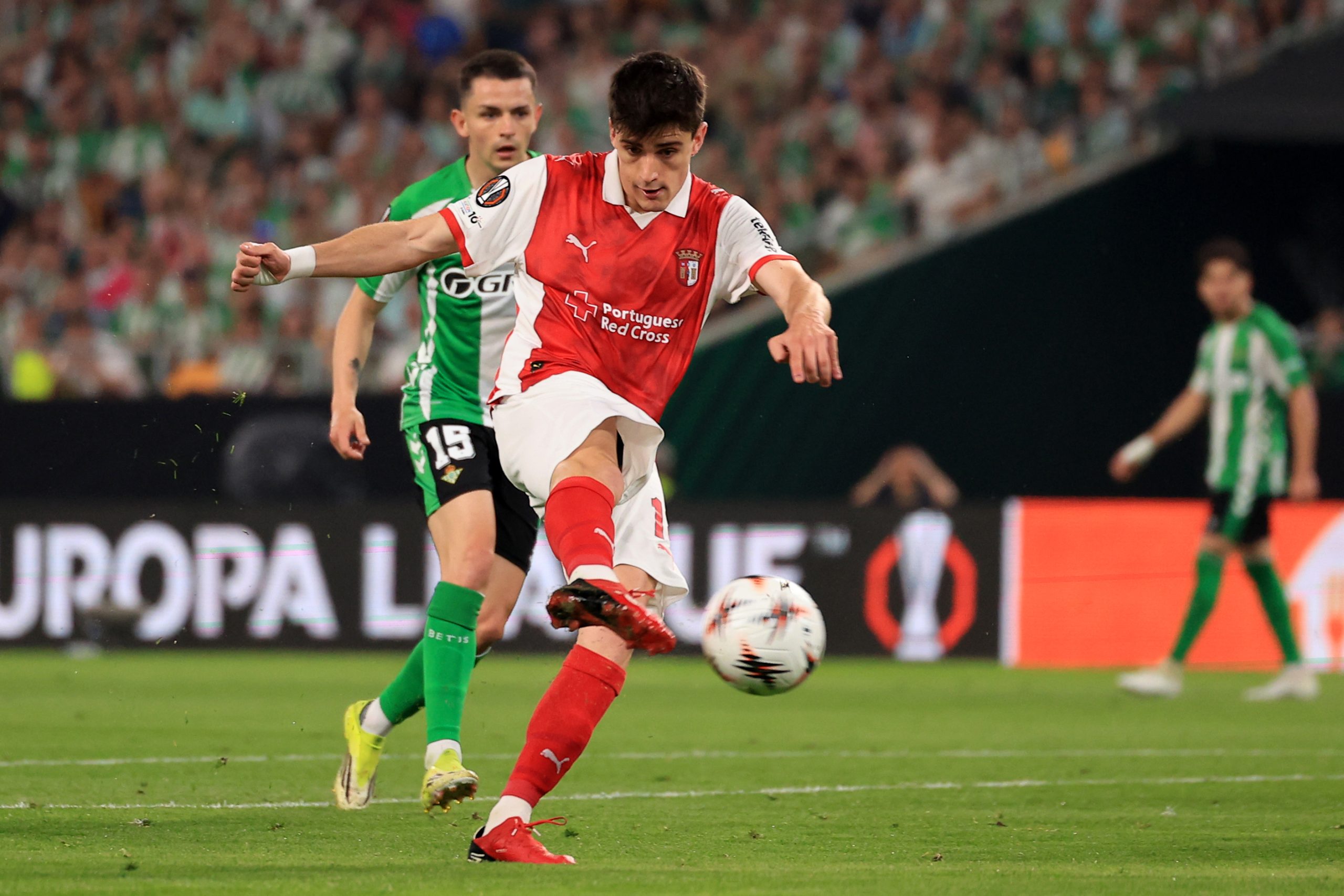 Betis se Desmorona: Un Sueño Europeo Roto en Sevilla