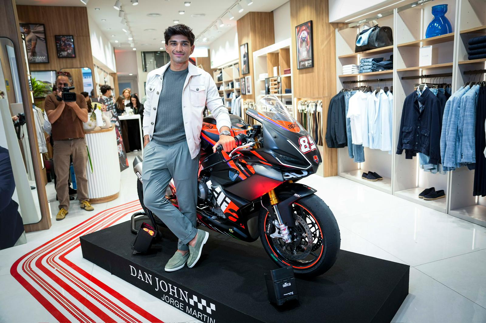 Martín Deslumbra en Barcelona: Moda, Velocidad y un Mundial en Plena Ebullición