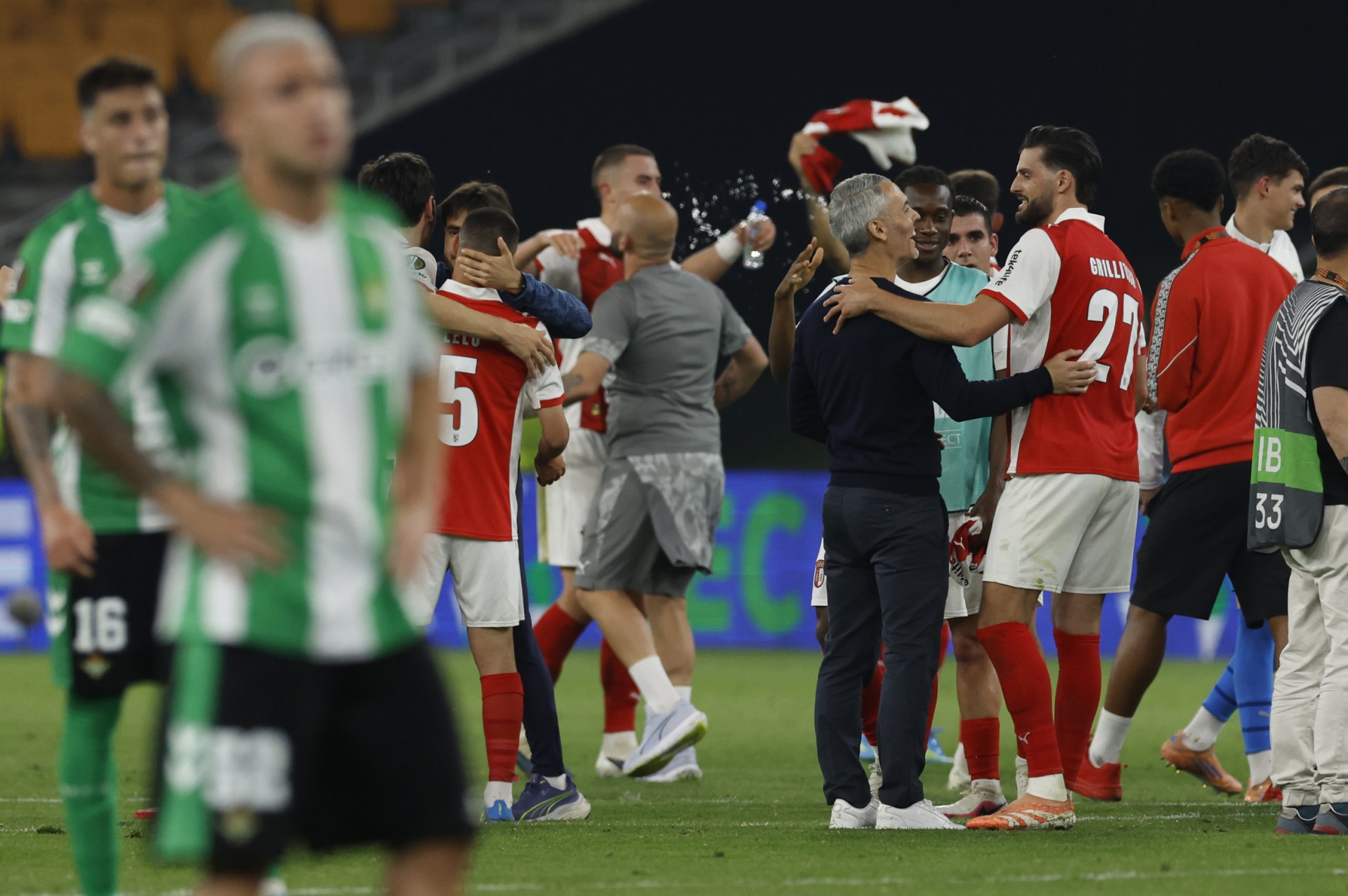 ¡Caos en La Cartuja! El Betis pide perdón tras un error de evacuación que sembró el pánico