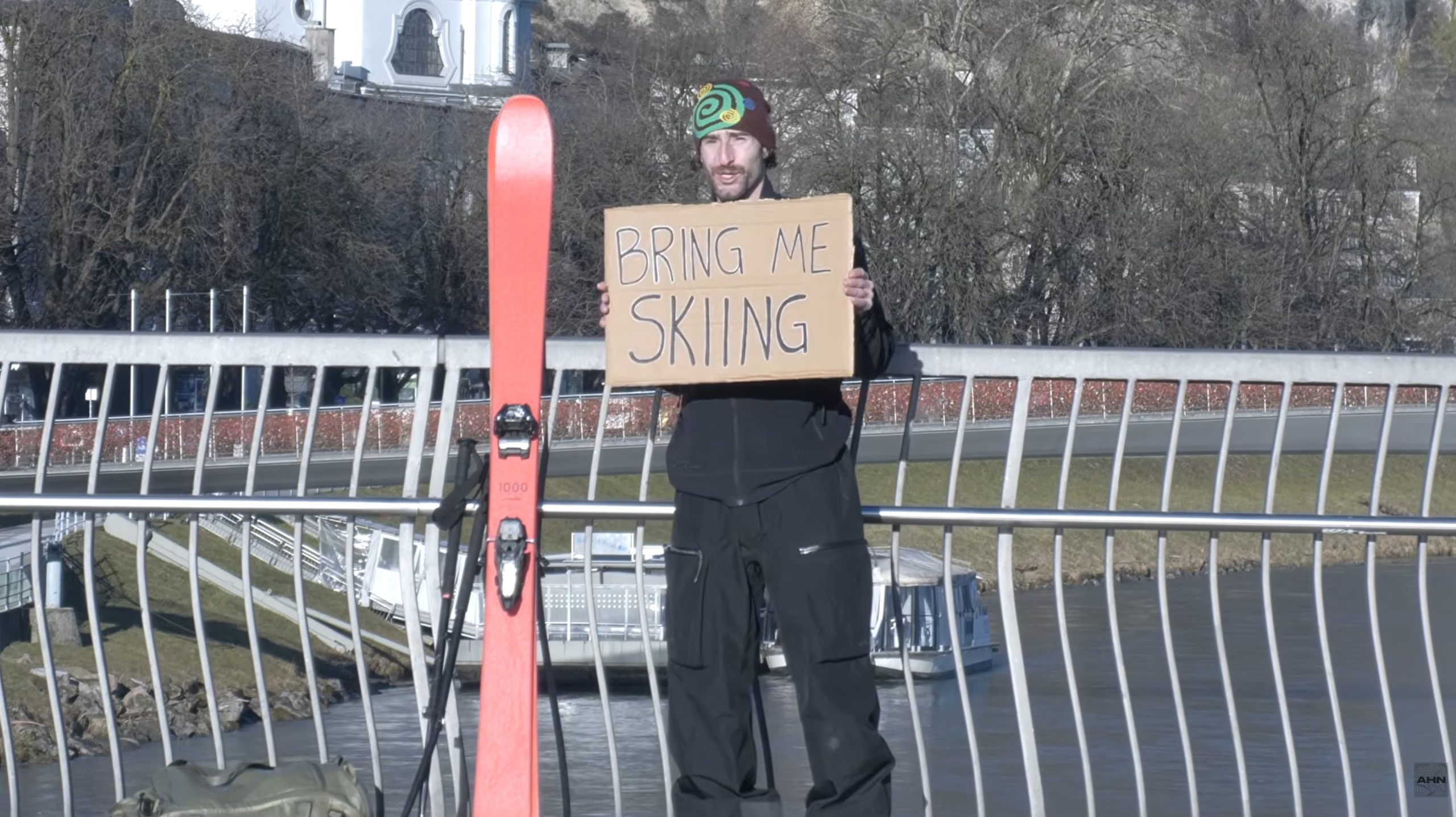 El Experimento Social de Alex Hackel: ¿Puede un Esquiador Hacer Autostop en la Montaña?