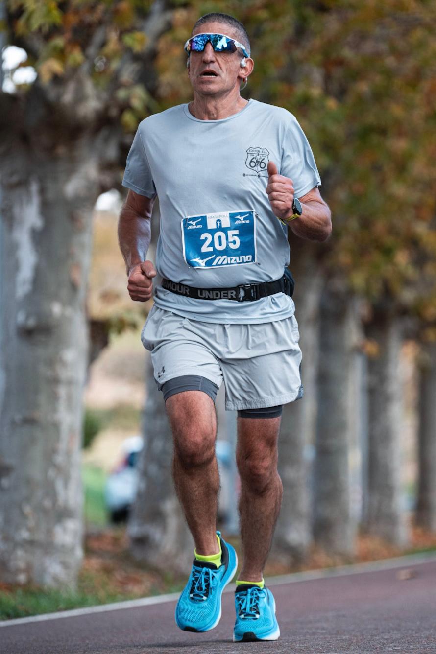 El Corredor de 61 Años que Desafía la Ruta 66 por una Causa Noble