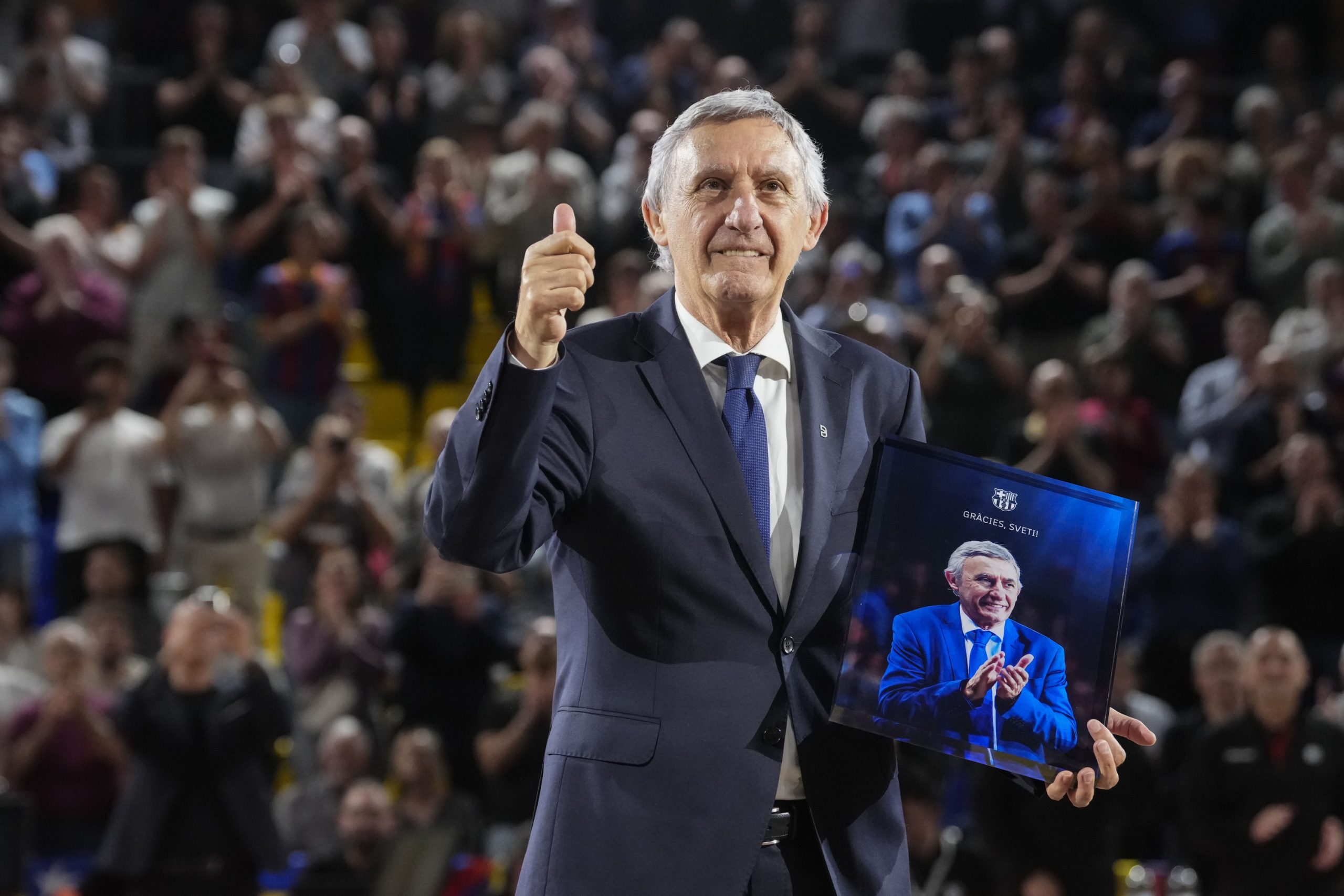 El Palau Blaugrana Rinde Homenaje a un Titán: ¡Svetislav Pesic Dice Adiós a la Euroliga!