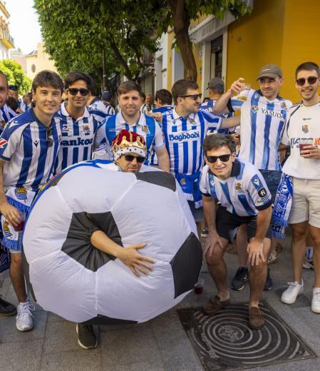 La Fiesta de la Real Sociedad en Sevilla: Más de 30.000 Aficionados en la Ciudad