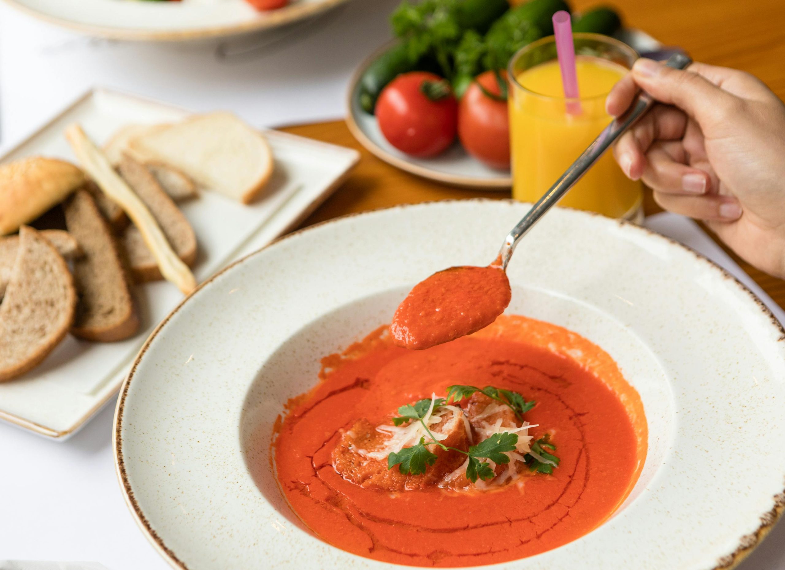 El Gazpacho: Un Viaje de Sabores y Tradición en la Primavera Española